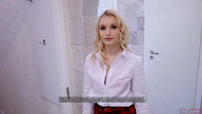 Nighean colaiste òg a’ mealladh a bràmair le a caraid | POV agus cum taobh a-staigh a pussy!