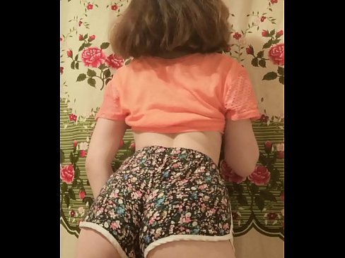 ❤️ Leanabh òg sexy a ’toirt dheth na shorts aice air a’ chamara ❤️ Pornografach leinn ️❤