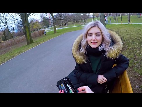 ❤️ Swallows hot cum coigreach airson airgead - blowjob anns a 'phàirc le Eva Elfie ❤️ Pornografach leinn ️❤